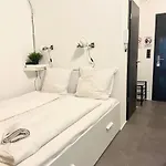 Studio Apartment By Hi5- Rottenbiller Apartment